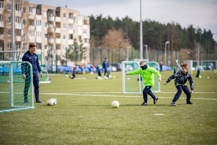 Demontavus pripučiamą futbolo maniežo kupolą, Pilaitės stadionas atnaujina veiklą