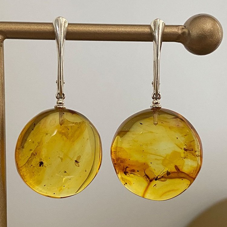 Gintaro papuosalai su inkliuzu