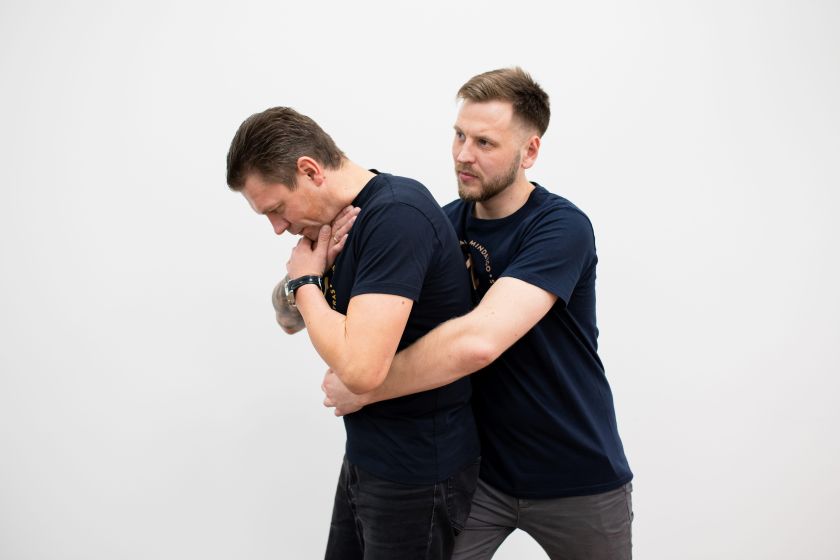 
Prieš sėdant prie vaišių stalo: prisiminkime, kaip suteikti pirmąją pagalbą užspringus (vaizdo pamoka)                