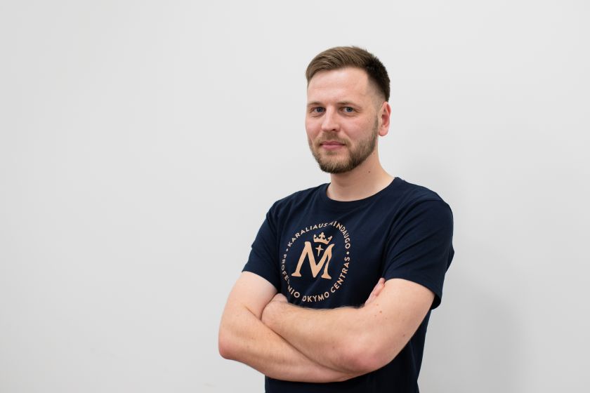 
Prieš sėdant prie vaišių stalo: prisiminkime, kaip suteikti pirmąją pagalbą užspringus (vaizdo pamoka)                