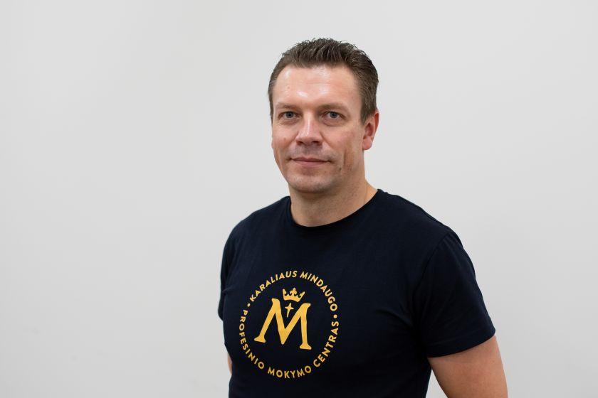 
Prieš sėdant prie vaišių stalo: prisiminkime, kaip suteikti pirmąją pagalbą užspringus (vaizdo pamoka)                