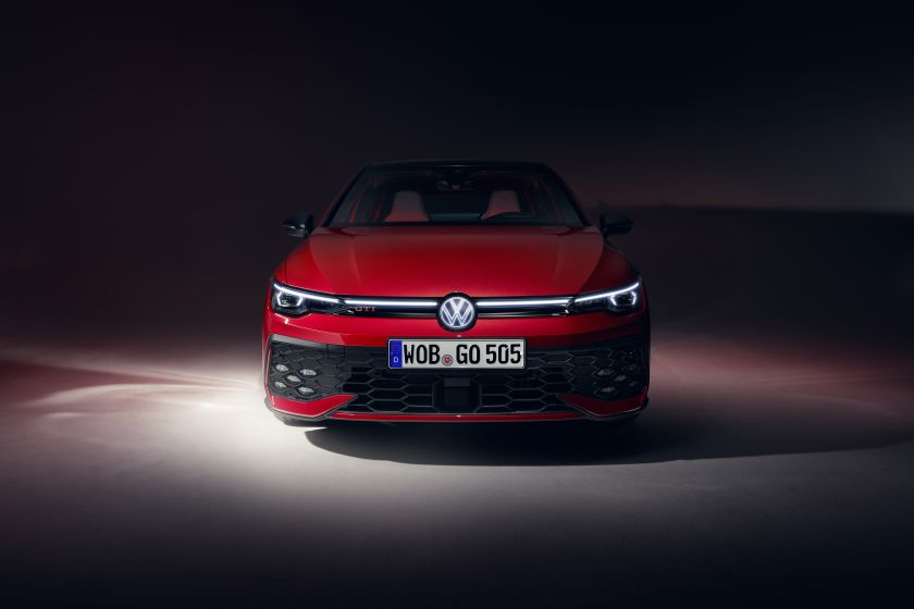
„Volkswagen“ pristatė naują „Golf“ – siūlys ir 100 km vien elektros režimu įveikiantį hibridą                