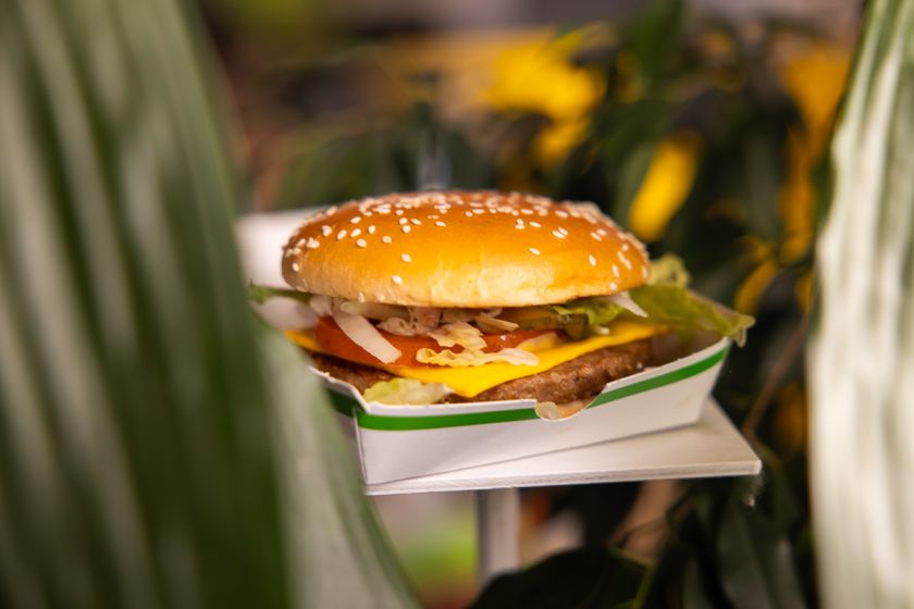 
„McDonald’s“ Lietuvoje pristato ypatingą naujieną – „McPlant“ su augaliniu paplotėliu                