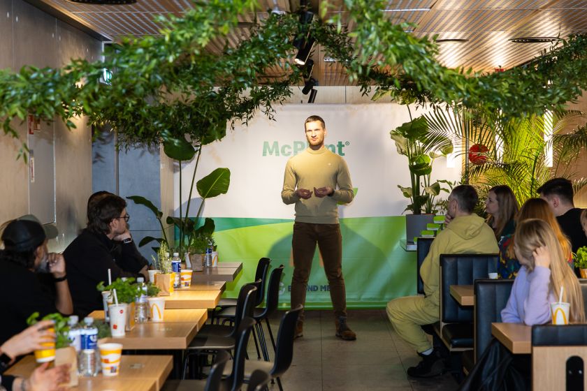 
„McDonald’s“ Lietuvoje pristato ypatingą naujieną – „McPlant“ su augaliniu paplotėliu                