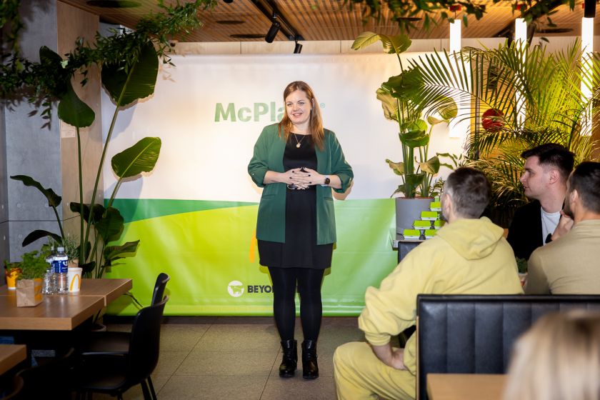 
„McDonald’s“ Lietuvoje pristato ypatingą naujieną – „McPlant“ su augaliniu paplotėliu                