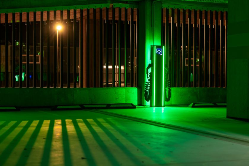 
Vilniuje nušvis ypatinga trispalvė iš 88 elektromobilių įkrovimo stotelių                