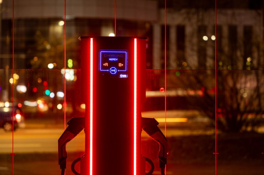 
Vilniuje nušvis ypatinga trispalvė iš 88 elektromobilių įkrovimo stotelių                