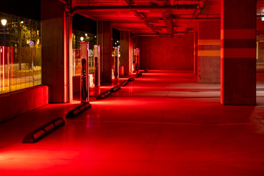 
Vilniuje nušvis ypatinga trispalvė iš 88 elektromobilių įkrovimo stotelių                