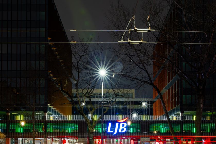 
Vilniuje nušvis ypatinga trispalvė iš 88 elektromobilių įkrovimo stotelių                