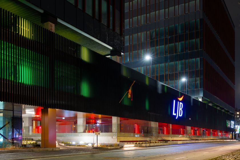 
Vilniuje nušvis ypatinga trispalvė iš 88 elektromobilių įkrovimo stotelių                
