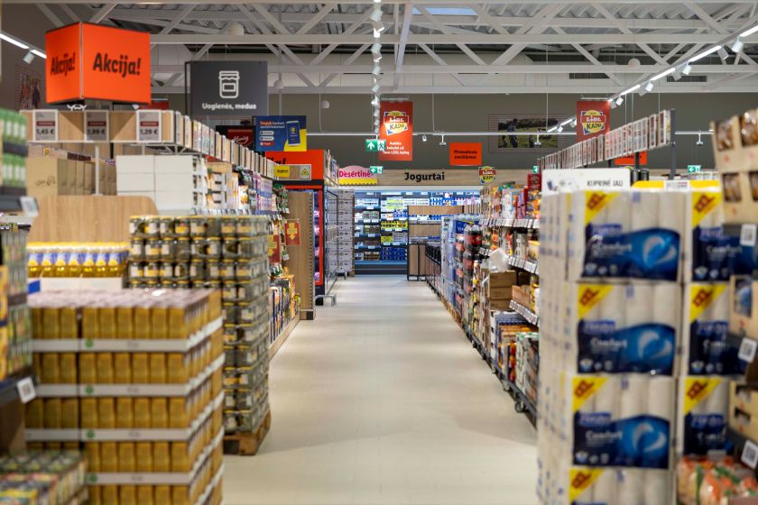 
Jau penktadalis prekių „Lidl“ lentynose per metus atpigo – kai kurių kainos krito perpus                