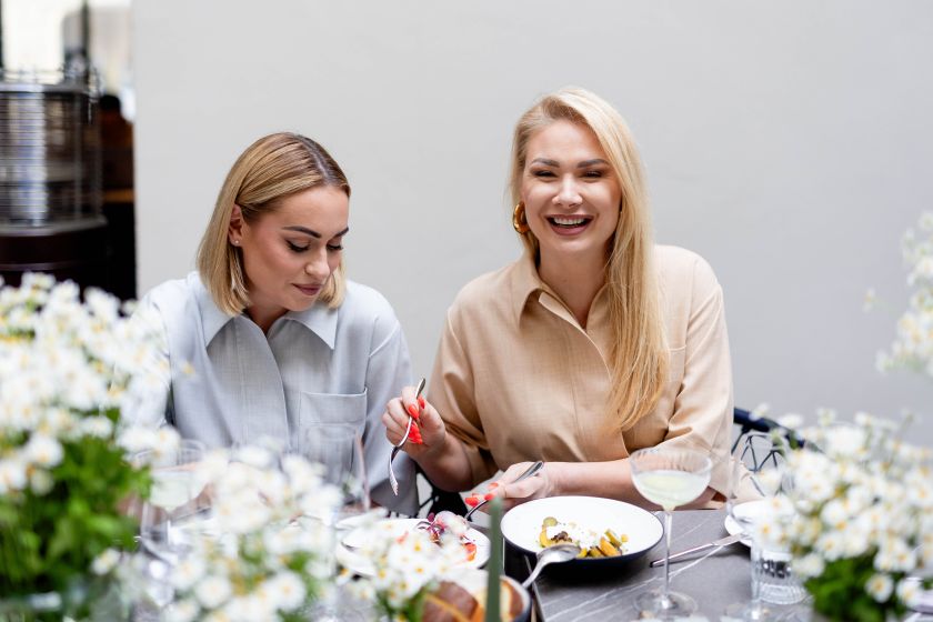 
„Augustin“ terasoje – vasaros sutiktuvių šventė: patiekalais iš daržovių dalinosi būrys garsenybių                