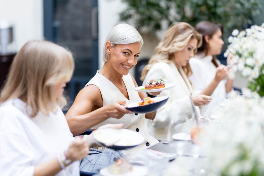 
„Augustin“ terasoje – vasaros sutiktuvių šventė: patiekalais iš daržovių dalinosi būrys garsenybių                