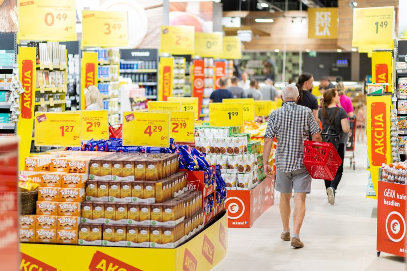 
Ruošdami vaikus mokslo metams, tėvai išlaidauti neketina: štai, kur dairytis reikia kiekvienam                