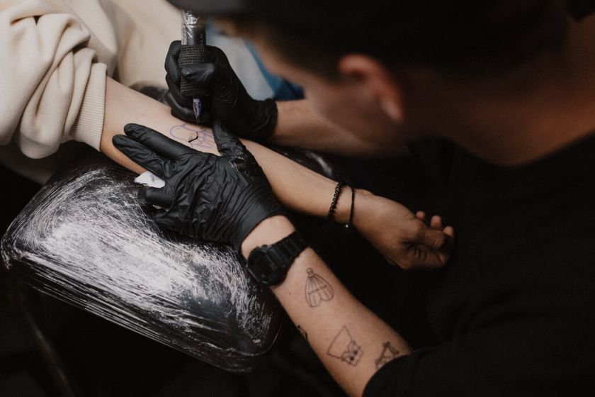 
Daugiau kaip 100 žmonių išreiškė meilę Vilniui išsitatuiruodami sostinės simbolius                