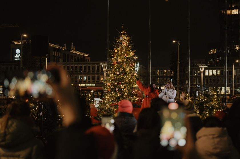 Tarptautinė Kalėdų eglė kviečia į Europos aikštę: pasigrožėkite skirtingų šalių švenčių ornamentais