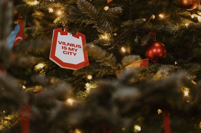 Tarptautinė Kalėdų eglė kviečia į Europos aikštę: pasigrožėkite skirtingų šalių švenčių ornamentais