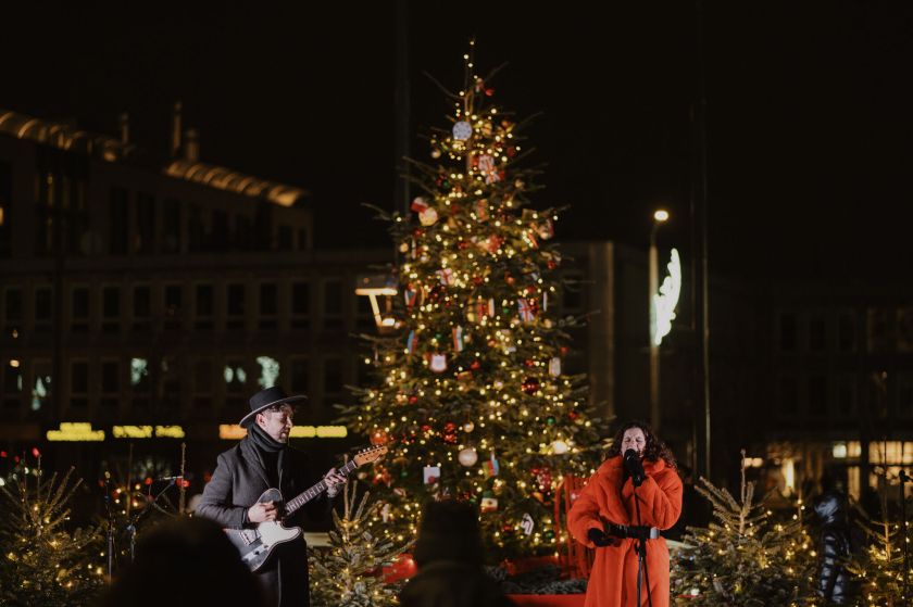 Tarptautinė Kalėdų eglė kviečia į Europos aikštę: pasigrožėkite skirtingų šalių švenčių ornamentais