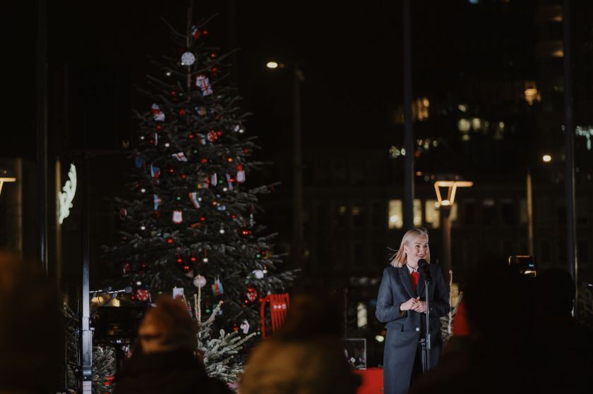 Tarptautinė Kalėdų eglė kviečia į Europos aikštę: pasigrožėkite skirtingų šalių švenčių ornamentais