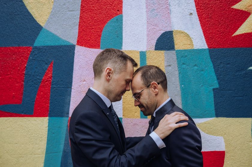 Dvi tos pačios lyties poros teismo keliu reikalauja registruoti užsienyje sudarytas santuokas