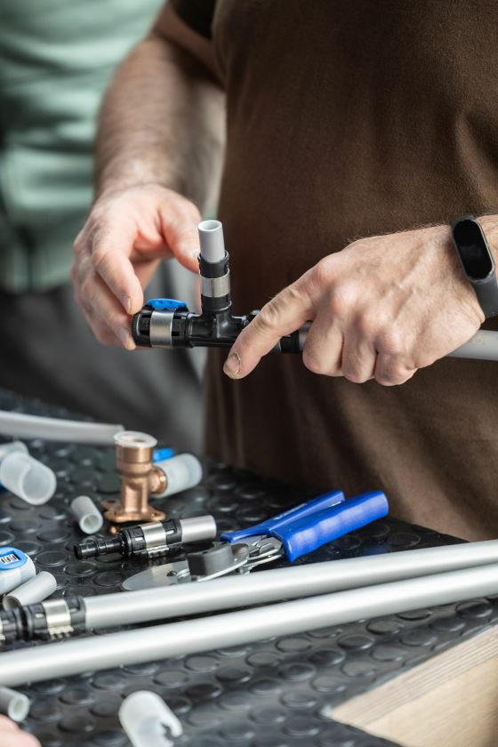 Novatoriška sistema sklandžiam vandens tiekimui ir greitam montavimui: „Geberit FlowFit“