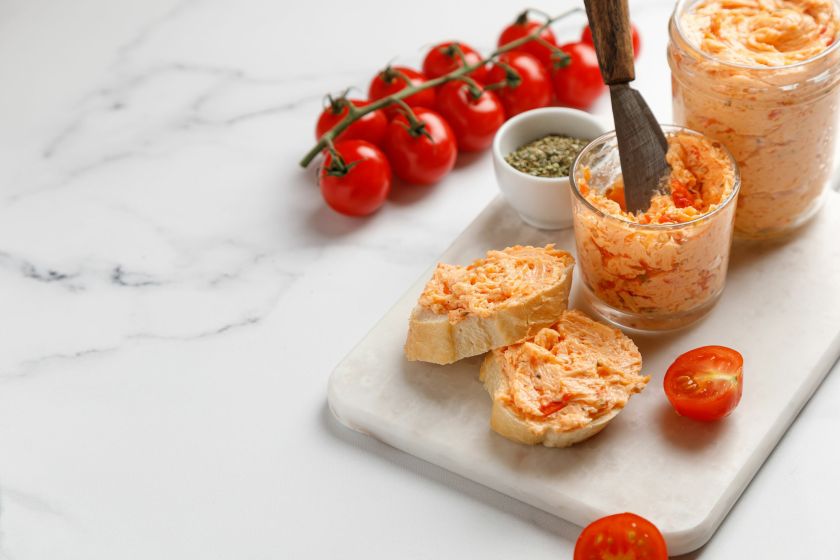 Sviestas ne tik ant riekelės, bet ir ant desertinio šaukštelio: kaip nebrangiai šį pieno produktą paversti gurmanišku užtepu?