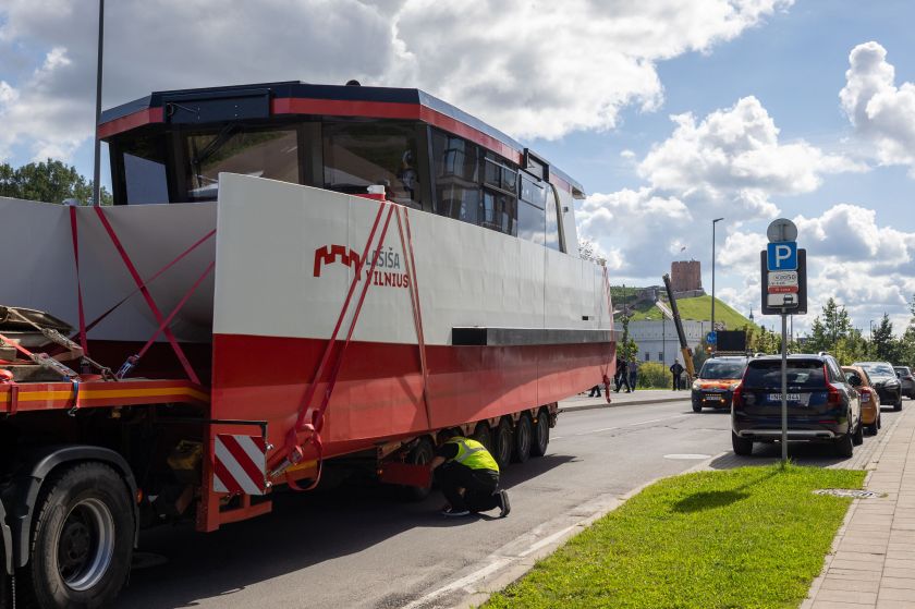 Į Vilnių atvyko antrasis elektrinis keleivinis laivas „Lašiša“ – vilniečiai galės jį išbandyti jau šį savaitgalį