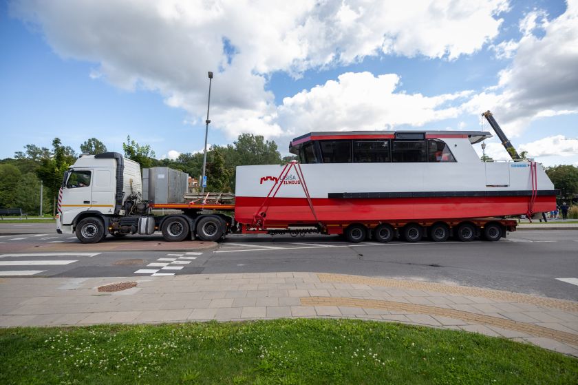Į Vilnių atvyko antrasis elektrinis keleivinis laivas „Lašiša“ – vilniečiai galės jį išbandyti jau šį savaitgalį