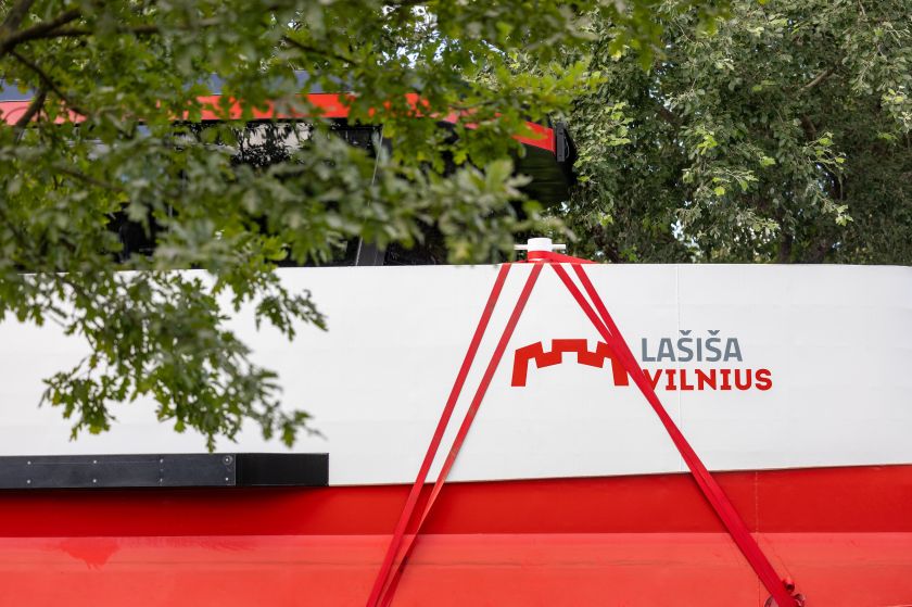 Į Vilnių atvyko antrasis elektrinis keleivinis laivas „Lašiša“ – vilniečiai galės jį išbandyti jau šį savaitgalį