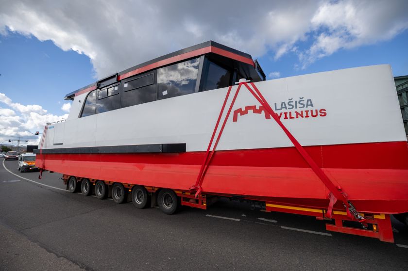 Į Vilnių atvyko antrasis elektrinis keleivinis laivas „Lašiša“ – vilniečiai galės jį išbandyti jau šį savaitgalį
